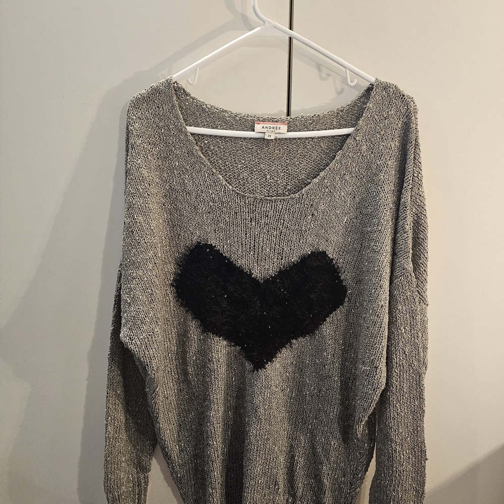 ANDREE BY UNIT Gray and Black Crew Neck Sweater with Heart Design